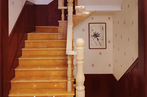 福州中式别墅室内汉白玉石楼梯的定制安装装饰效果