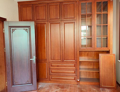 福州中式家庭装修里定制的实木衣柜效果图
